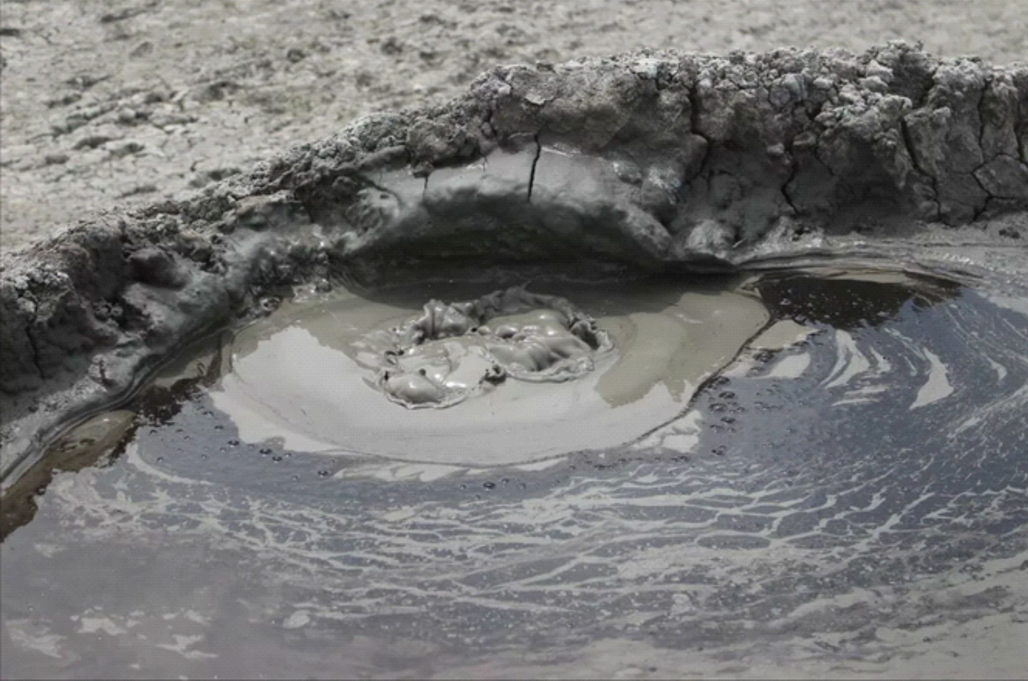 Озеро с лечебной грязью. Иловые грязи Саки (Крым). Сакское озеро грязелечение. Саки грязевое озеро. Иловые сульфидные лечебные грязи.